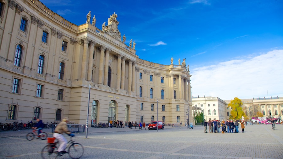 Bebelplatz montrant ville, square ou place et patrimoine architectural