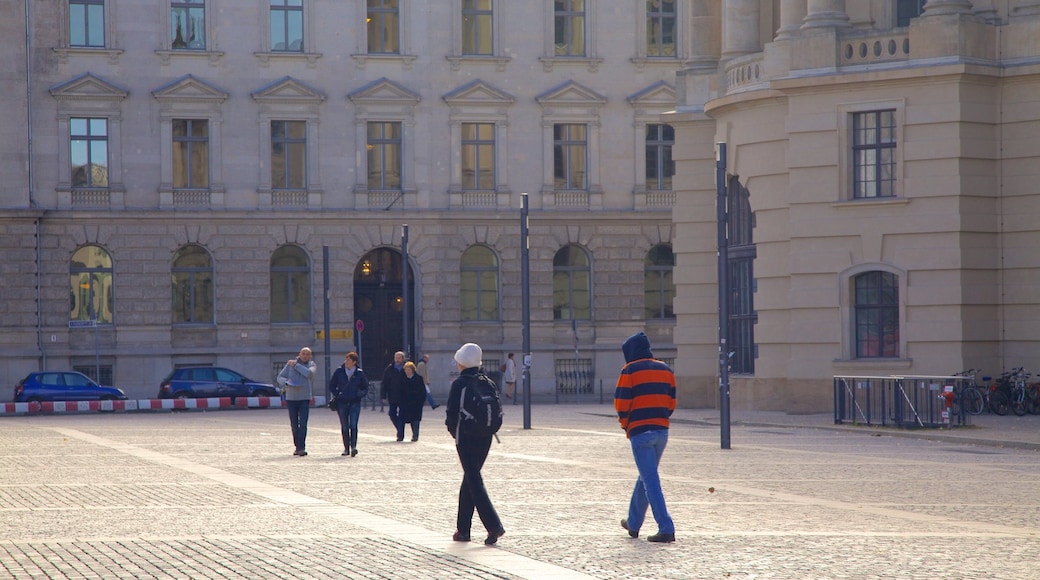 Bebelplatz bevat een plein en historische architectuur