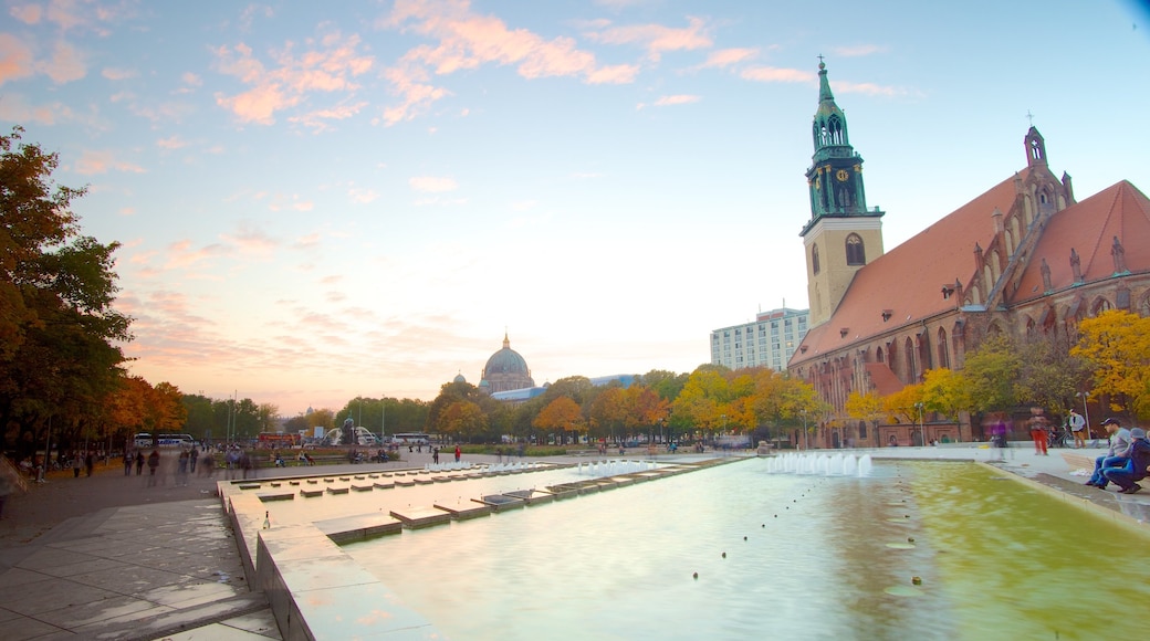 Marienkirche que incluye una iglesia o catedral, una fuente y colores de otoño