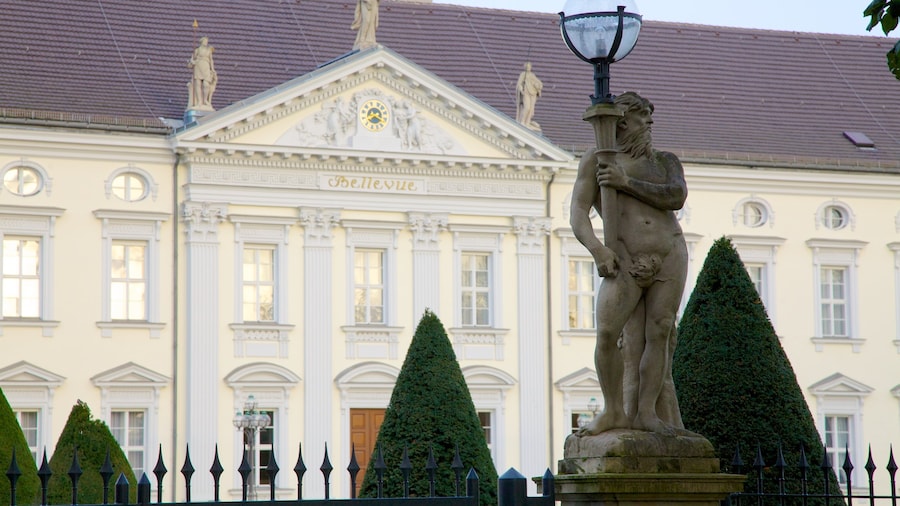Palacio de Bellevue que incluye castillo o palacio, patrimonio de arquitectura y una estatua o escultura