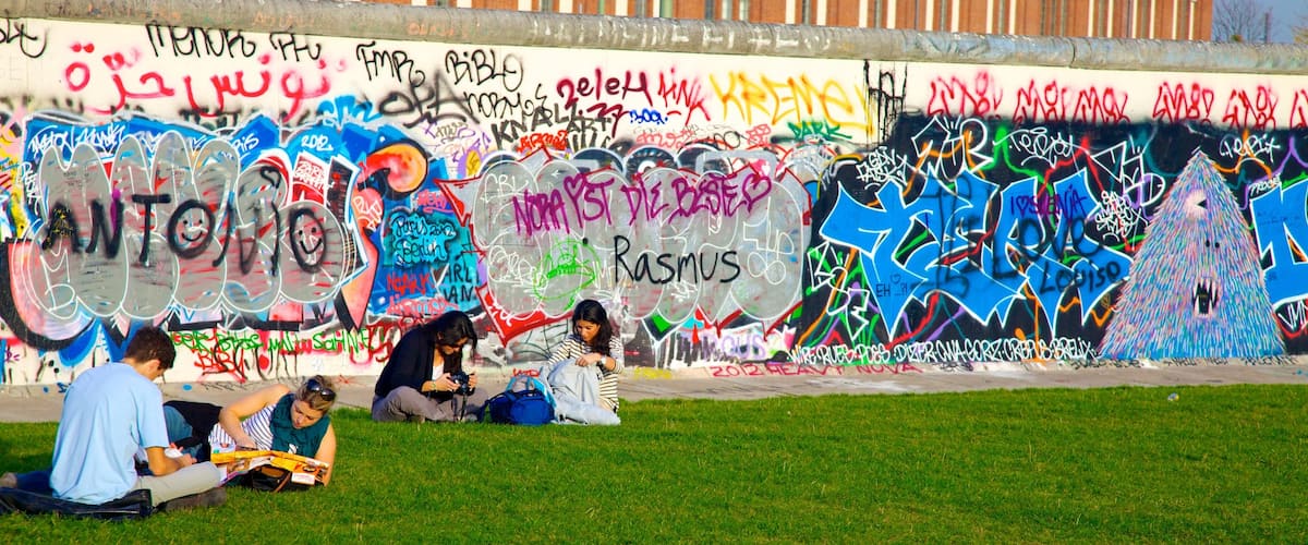 East Side Gallery featuring heritage elements, picnicking and outdoor art