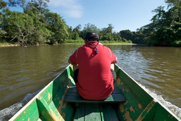 Parc national de Gunung Mulu montrant navigation et riviĂšre ou ruisseau aussi bien que homme