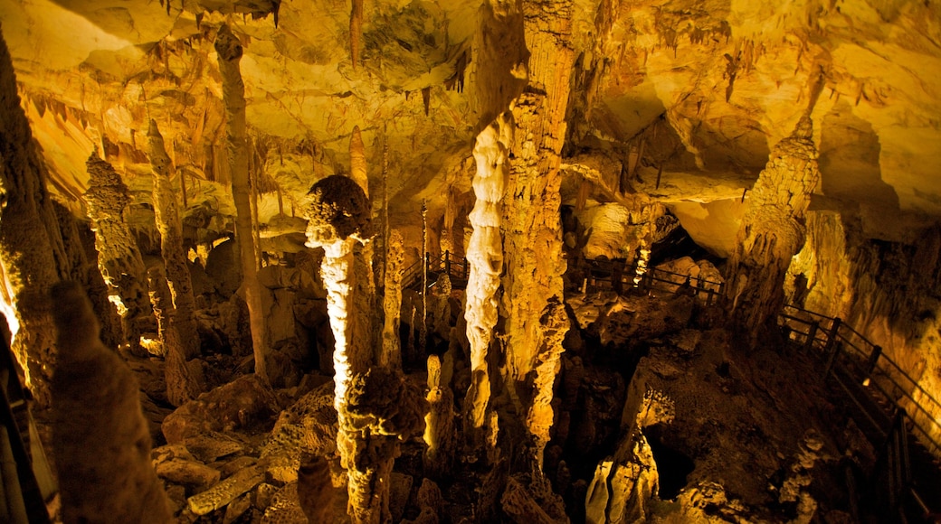 Parque Nacional Gunung Mulu ofreciendo vistas interiores y cuevas