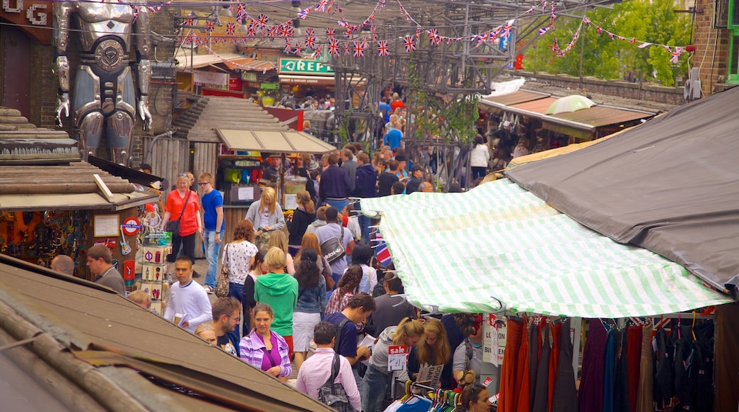 Camden Town welches beinhaltet Märkte sowie große Menschengruppe