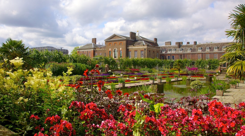 Kensington Palace showing château or palace, flowers and a garden