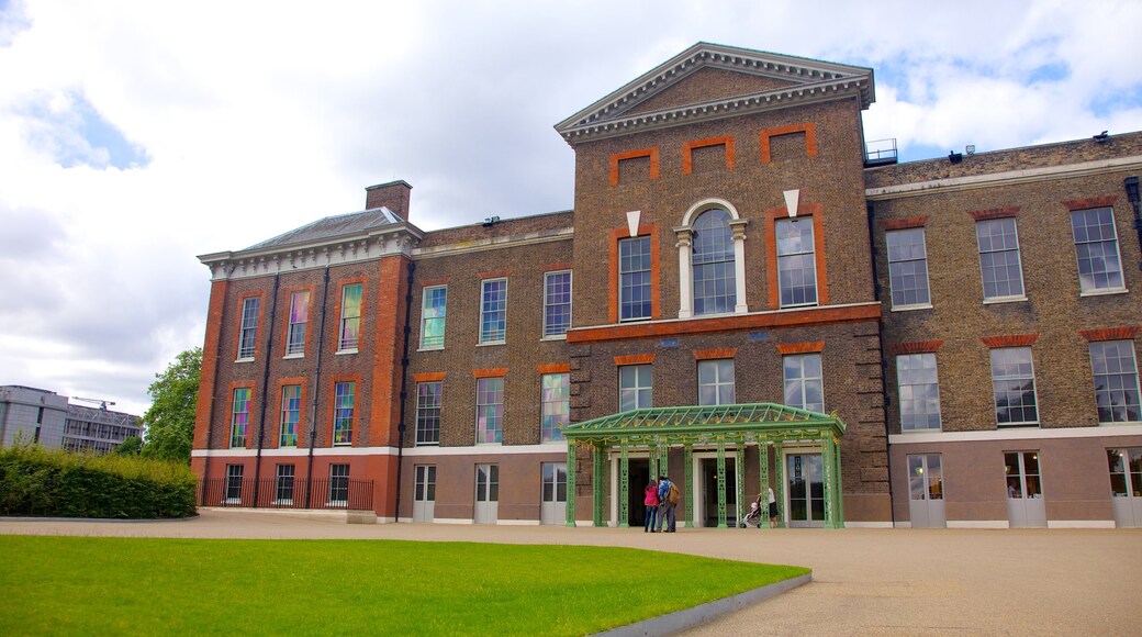 Kensington Palace which includes heritage architecture and château or palace