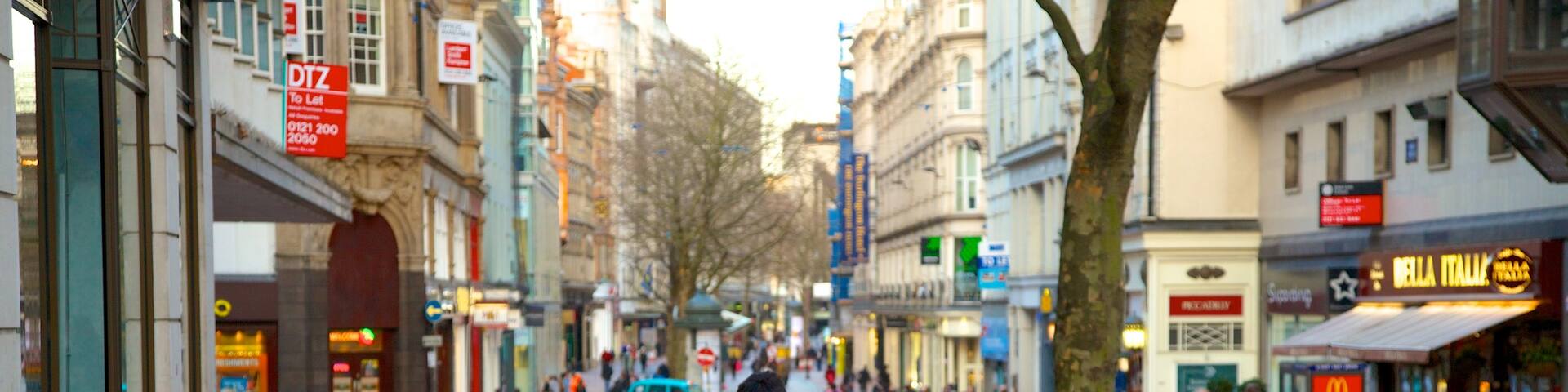 High Street que incluye un parque o plaza y una ciudad