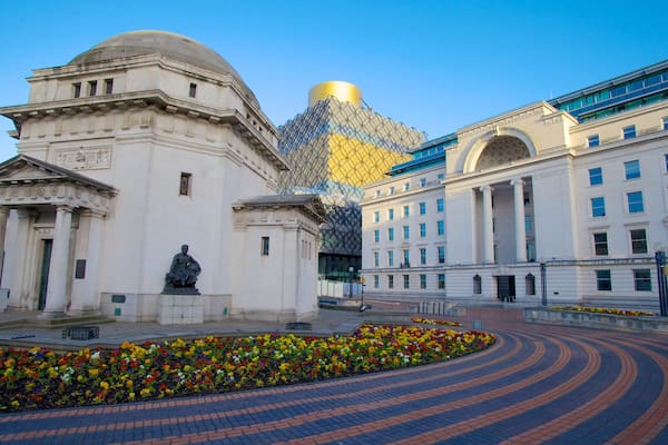 Birmingham mettant en vedette fleurs, square ou place et patrimoine architectural