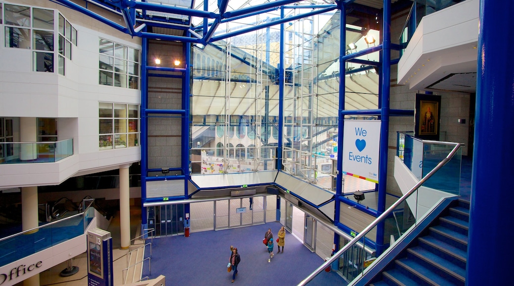International Convention Centre que incluye vistas interiores y arquitectura moderna