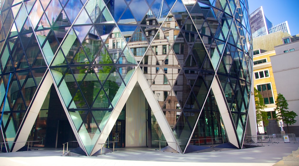 The Gherkin som visar modern arkitektur och stadsutsikter