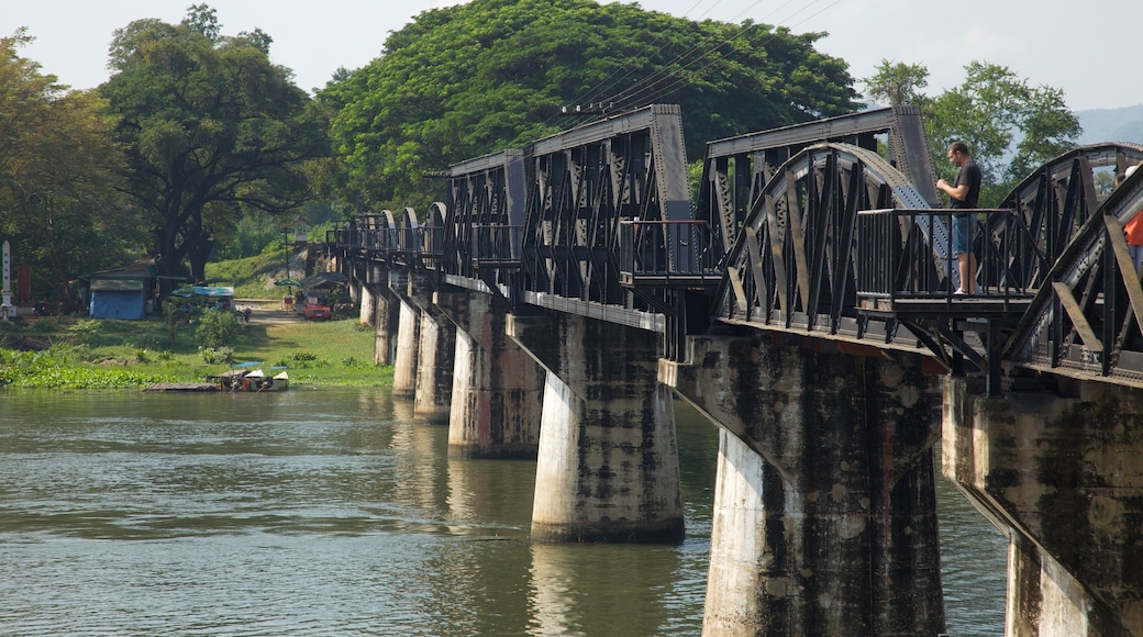 Puente sobre el río Kwai que incluye un puente y un río o arroyo