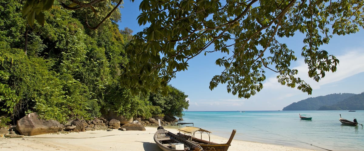 Parc national de Ko Surin mettant en vedette plage de sable, scĂšnes tropicales et navigation