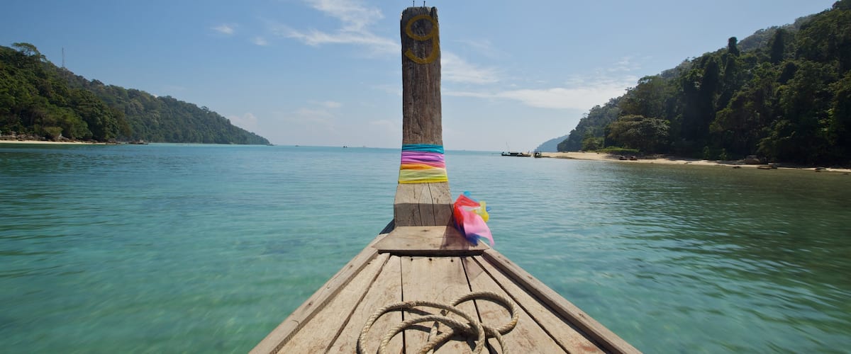 Parque Nacional de Ko Surin ofreciendo embarcaciones y vistas de una costa