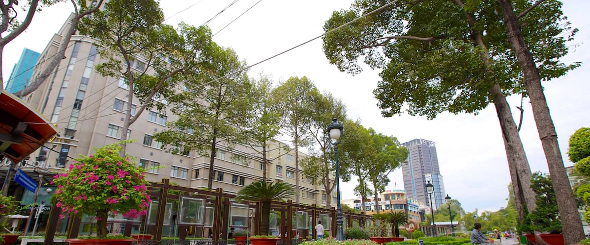 Ho Chi Minh City que incluye un jardín y un parque o plaza