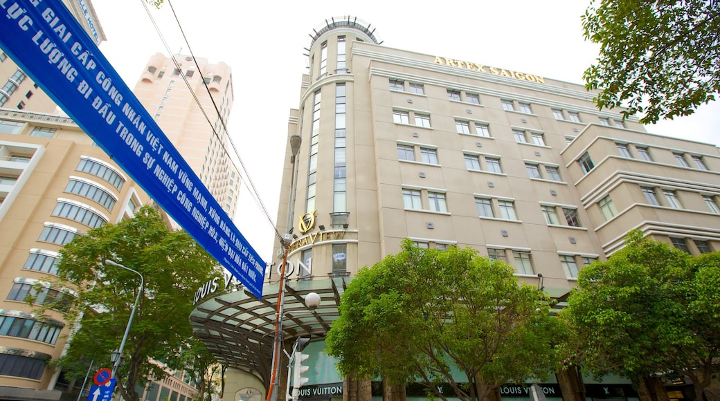 Ho Chi Minh City que incluye un edificio alto y una ciudad