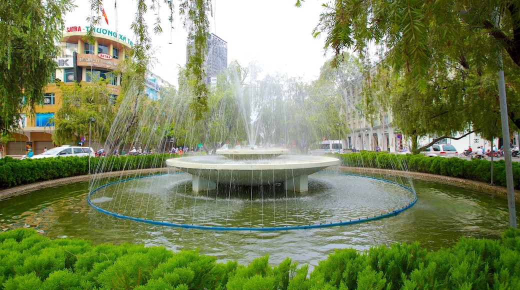 Ho Chi Minh City ofreciendo una fuente y jardín