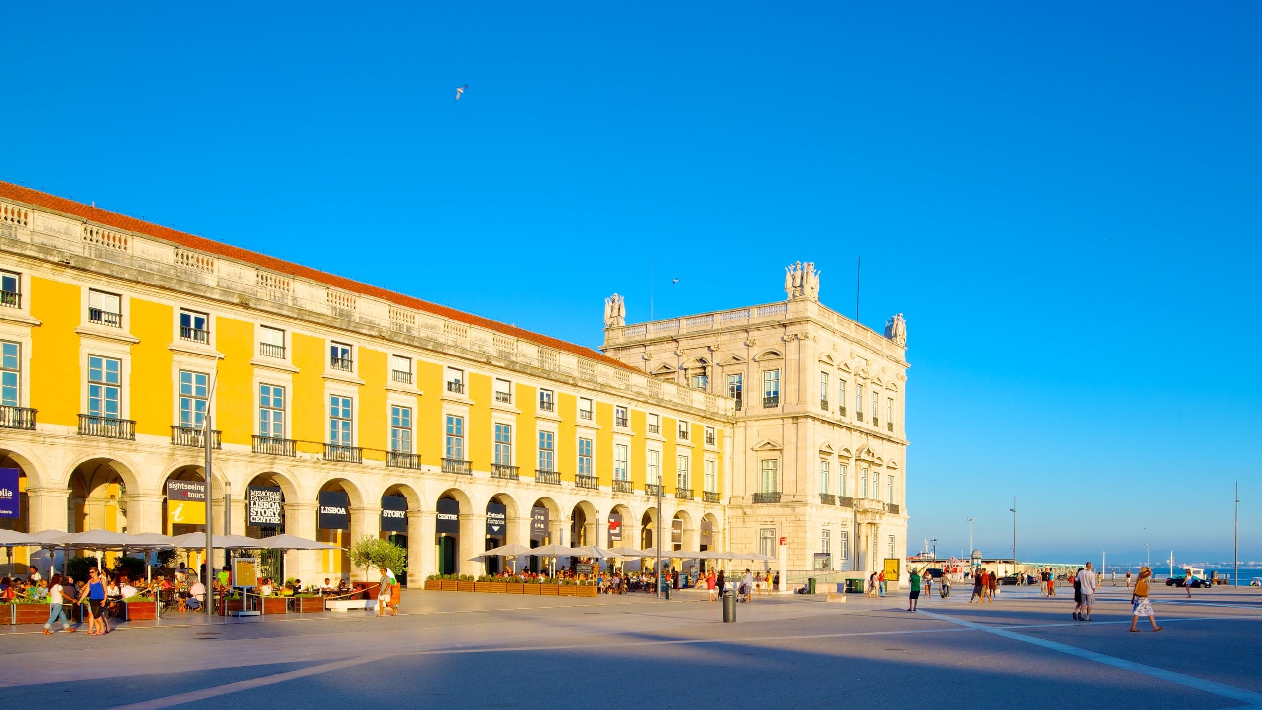 Santa Maria Maior featuring a square or plaza and heritage architecture