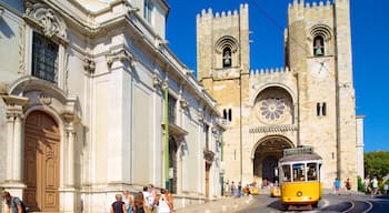 Catedral de Lisboa mostrando arquitetura de patrimônio, uma igreja ou catedral e cenas de rua