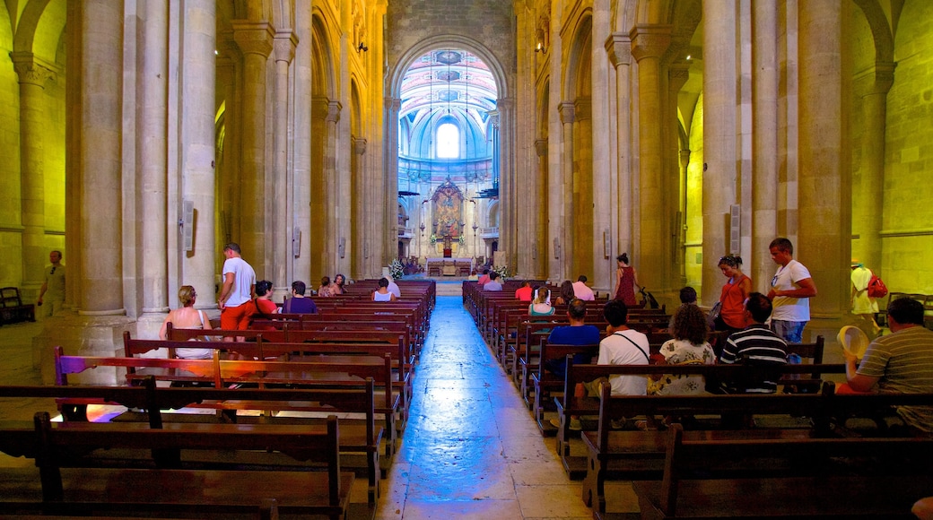 Lisbon-katedralen som inkluderar en kyrka eller katedral, interiörer och historisk arkitektur