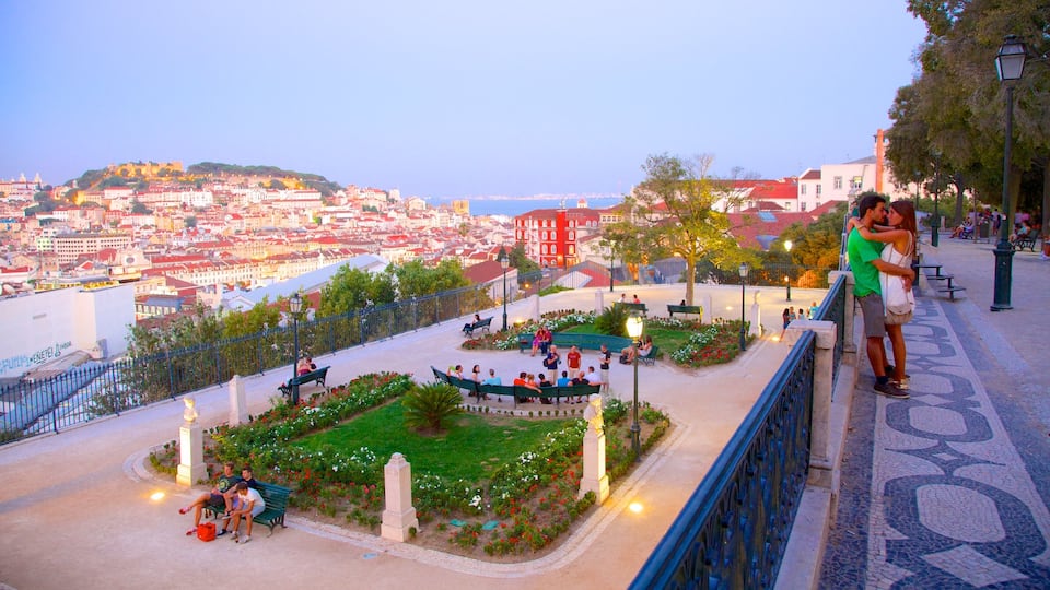 Chiado mostrando una puesta de sol y vistas y también una pareja