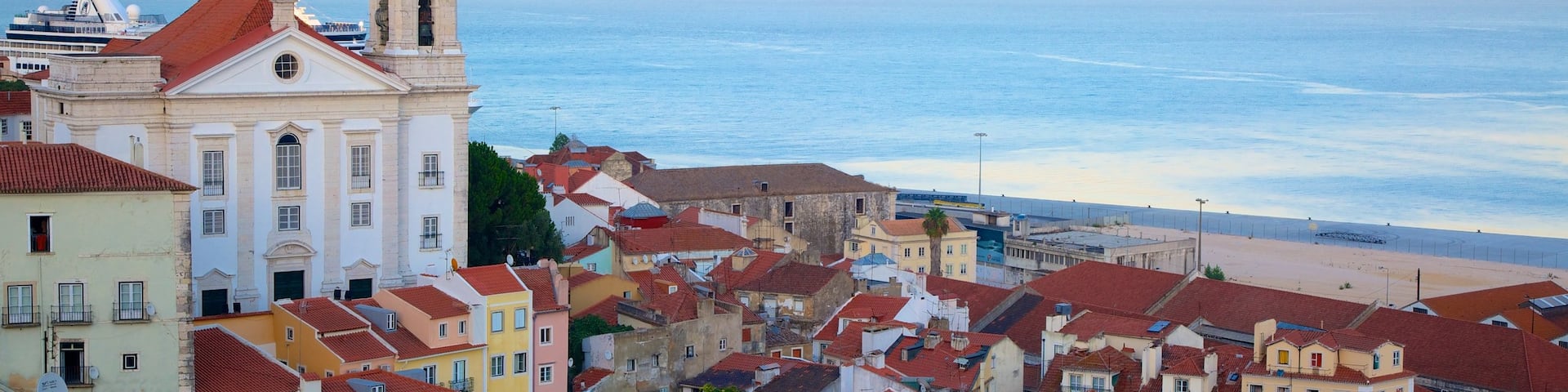 Alfama mettant en vedette coucher de soleil et ville côtière