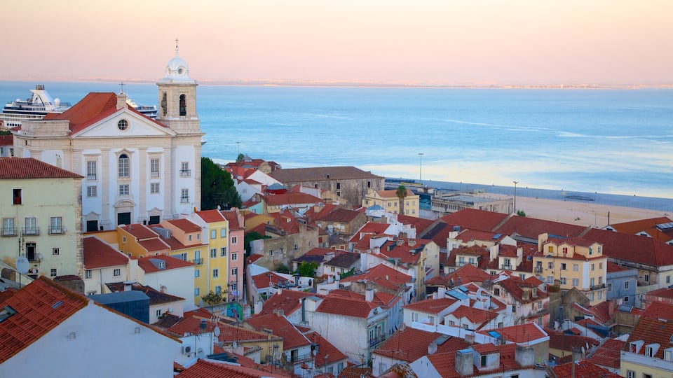 Alfama mostrando una ciudad costera y una puesta de sol