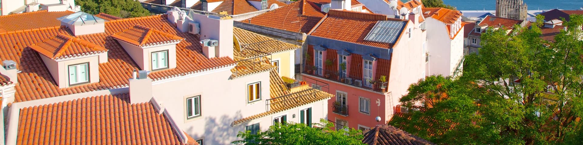 Sao Jorge-slottet presenterar historisk arkitektur och en kuststad