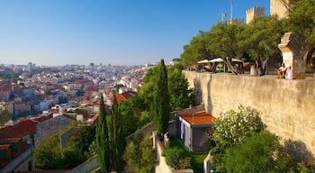 Lissabon toont een stad, vergezichten en een kasteel