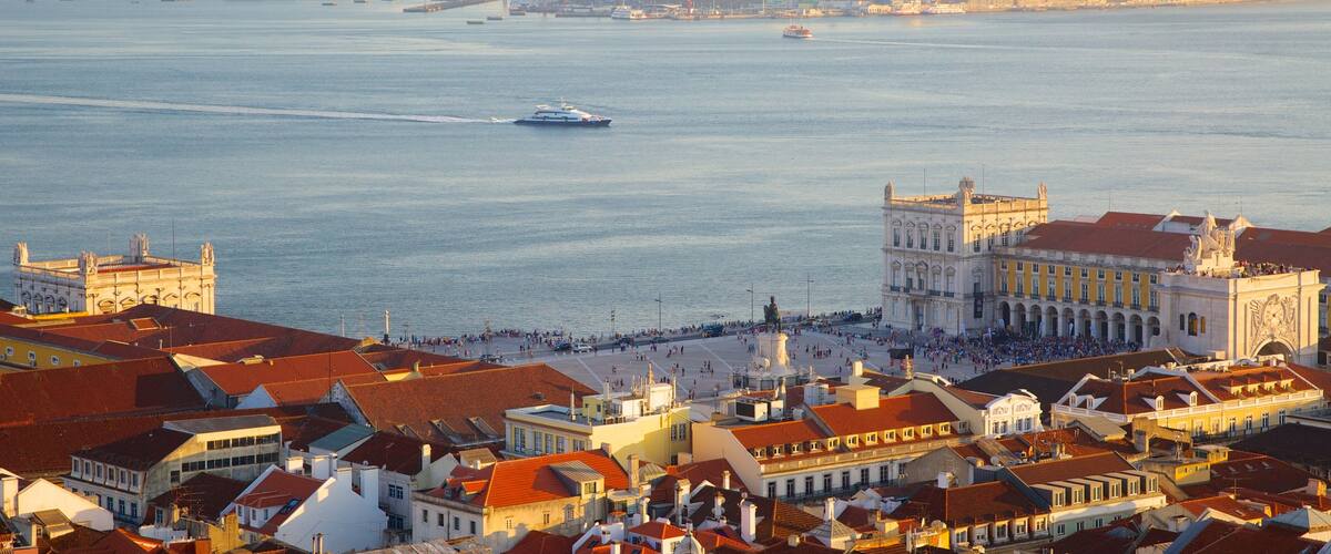 ปราสาท Sao Jorge เนื้อเรื่องที่ การพายเรือ, มรดกทางสถาปัตยกรรม และ เมืองชายฝั่ง