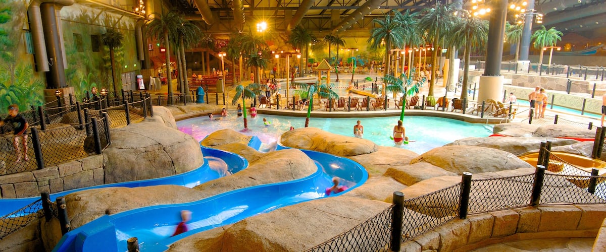 Parque Aquático Lalandia caracterizando um parque aquático, uma piscina e vistas internas
