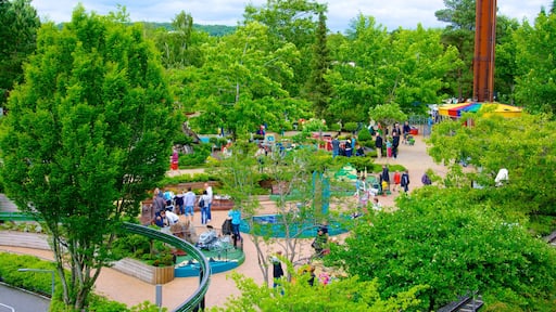 Parque temático Legoland que incluye un jardín y un parque acuático