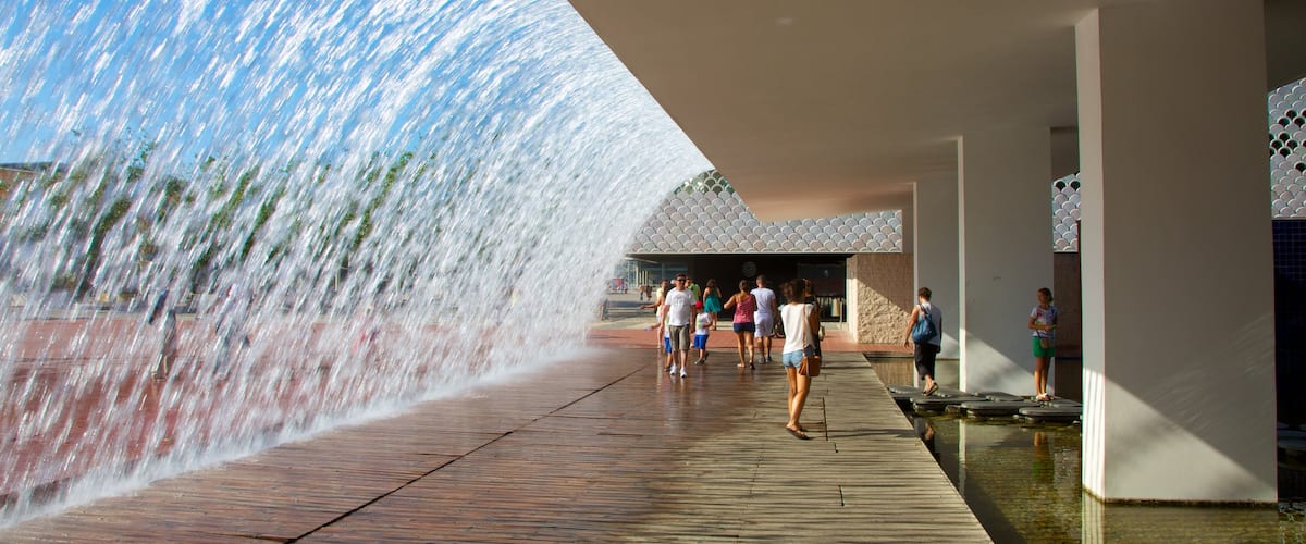 Lisbon Oceanarium showing a fountain and marine life
