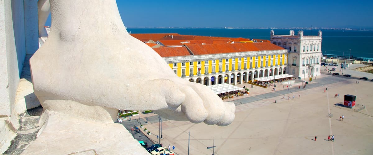 Lisboa mostrando patrimonio de arquitectura y un parque o plaza
