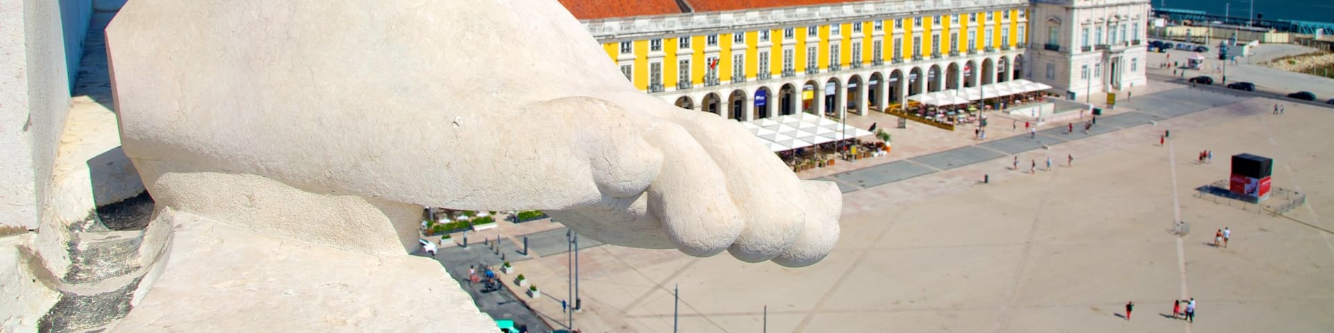 Lisbon showing a square or plaza and heritage architecture