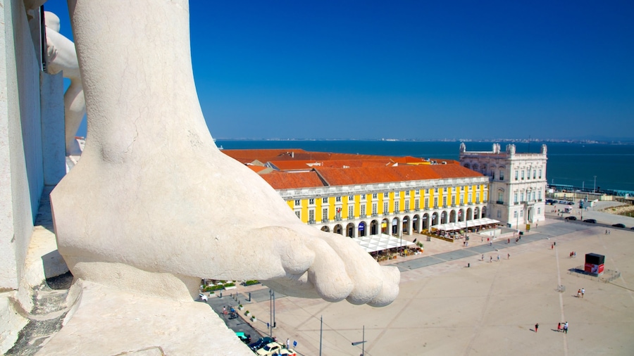 Lissabon mit einem Platz oder Plaza und historische Architektur