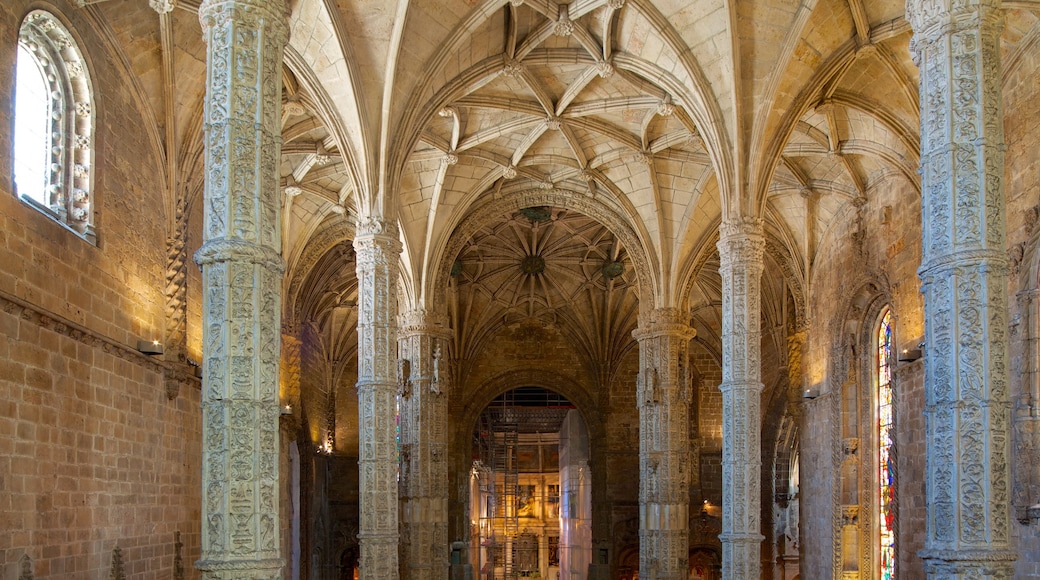 Mosteiro dos Jeronimos mostrando chiesa o cattedrale, architettura d\'epoca e vista interna