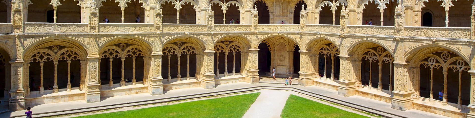 Mosteiro dos Jerónimos mettant en vedette square ou place, église ou cathédrale et patrimoine architectural