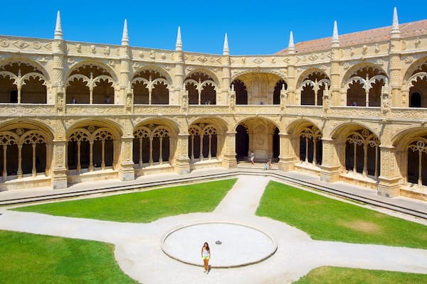 Mosteiro dos Jerónimos mettant en vedette square ou place, église ou cathédrale et patrimoine architectural