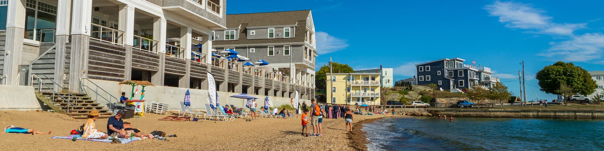 Pavilion Beach showing a sandy beach and a coastal town