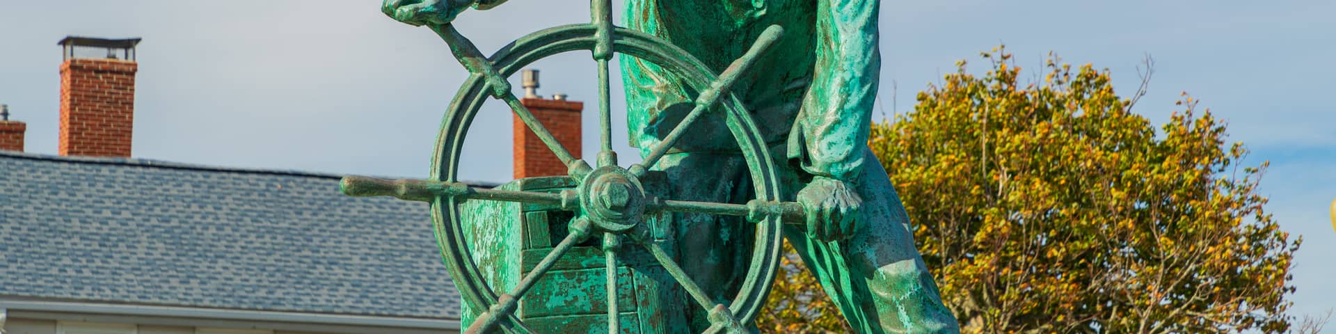 Fishermen\'s Memorial Monument showing a statue or sculpture