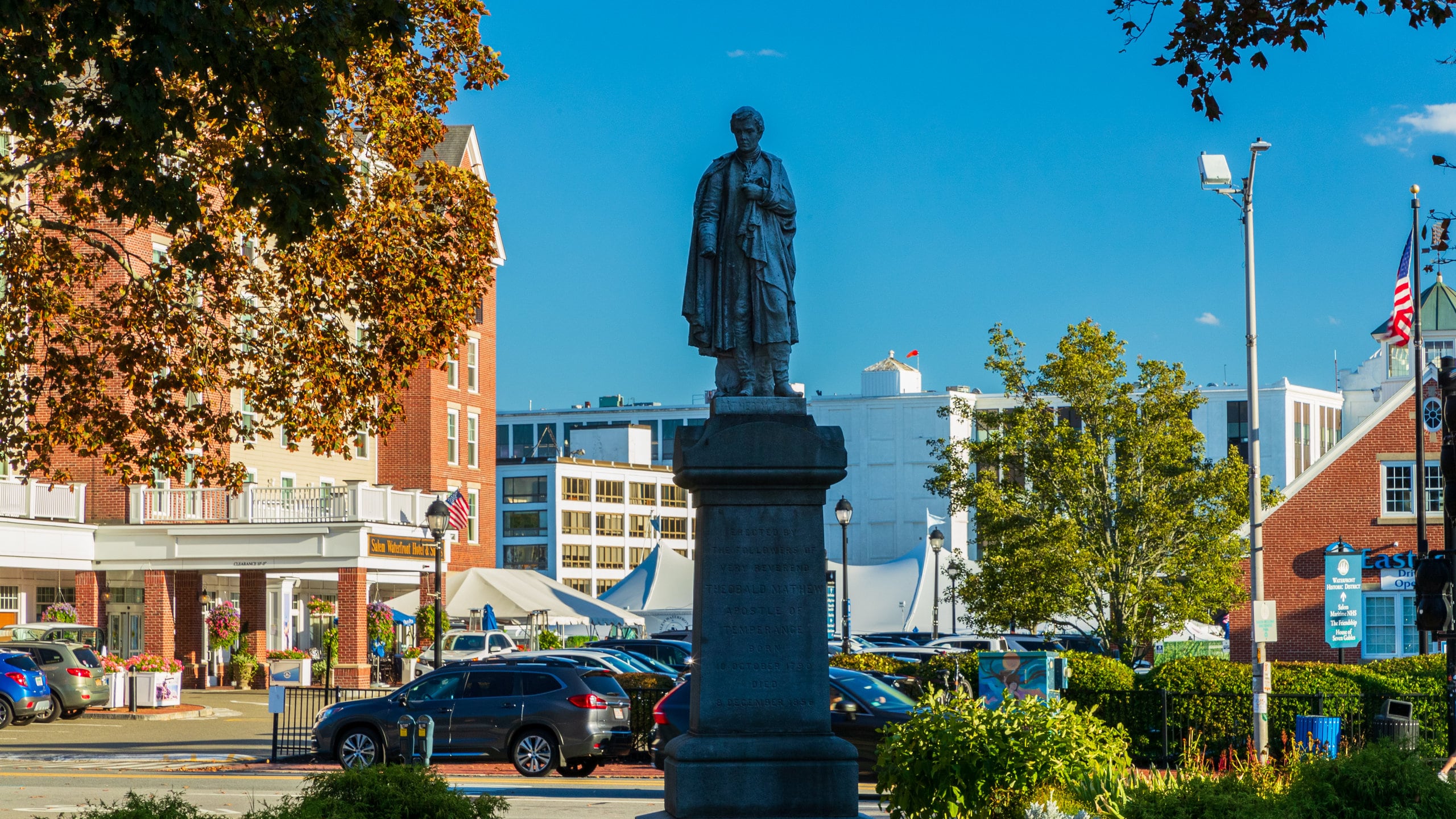 Salem showing a statue or sculpture