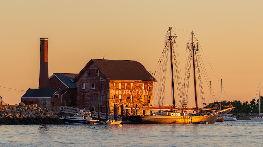 Maritime Gloucester showing a sunset and a bay or harbor