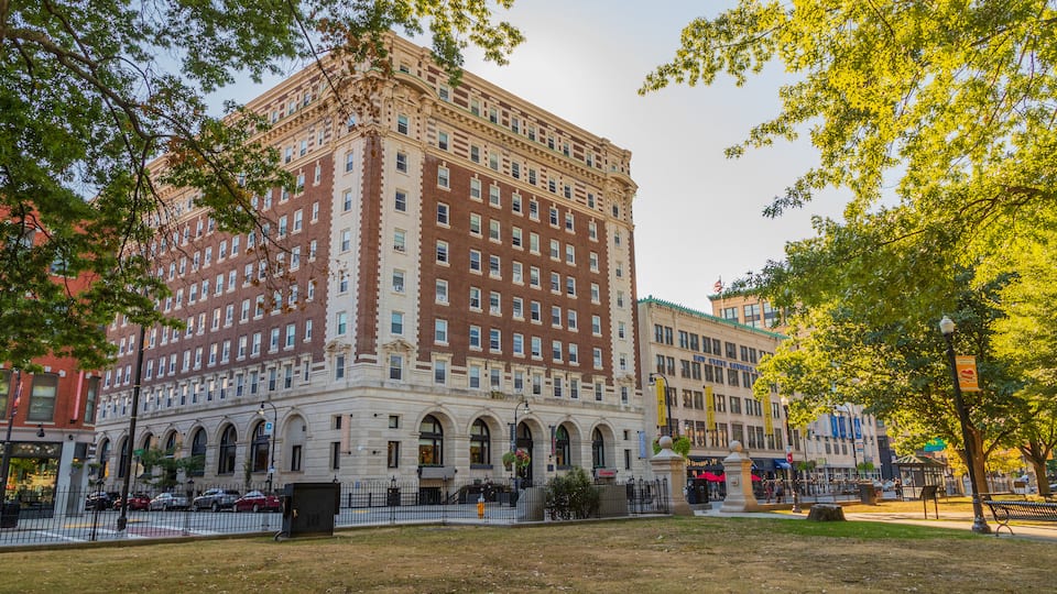 Worcester Central Business District showing heritage architecture and a city