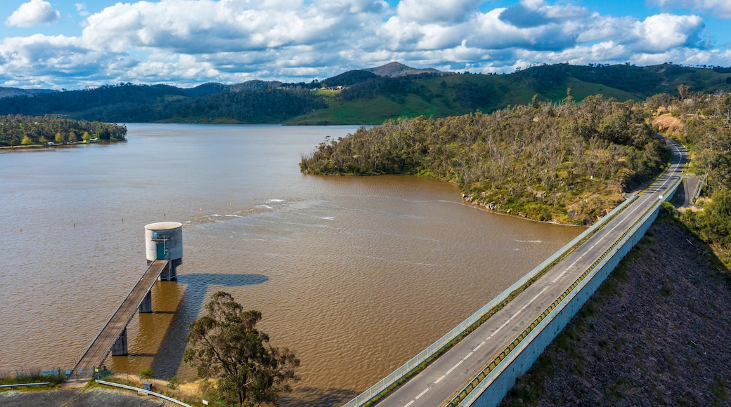 Lake Lyell showing landscape views, a lake or waterhole and a river or creek