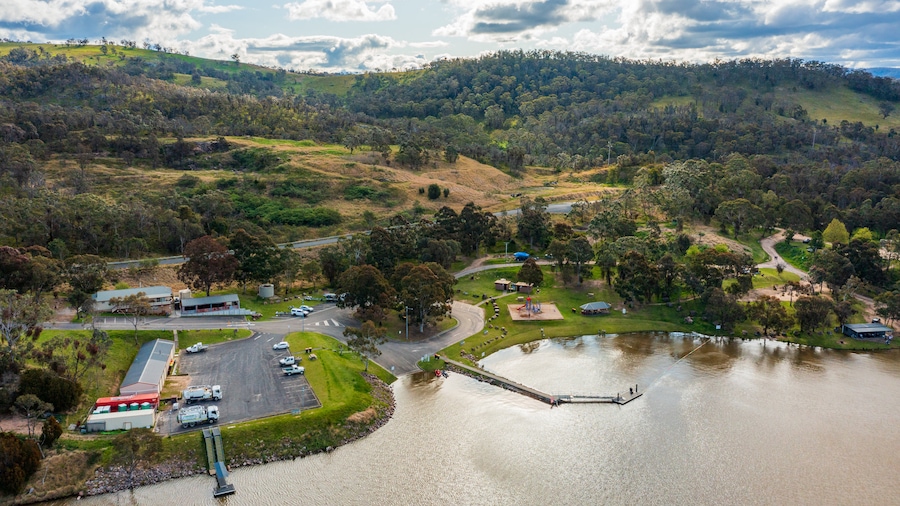 Lake Lyell showing a lake or waterhole, tranquil scenes and landscape views