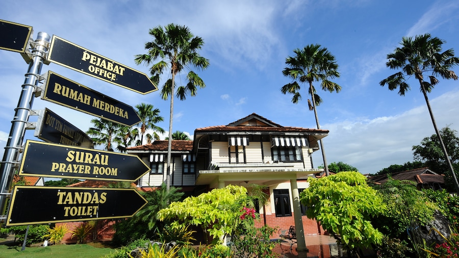Alor Setar which includes a garden, a small town or village and signage