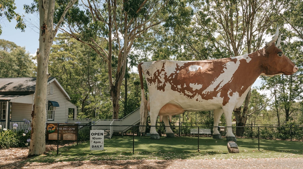 Highfields Pioneer Village featuring outdoor art and a monument