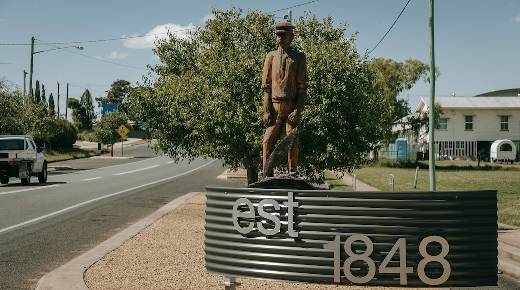 Nanango featuring signage and a statue or sculpture