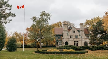 Willistead Park Trail Trailhead featuring a park, heritage elements and a house