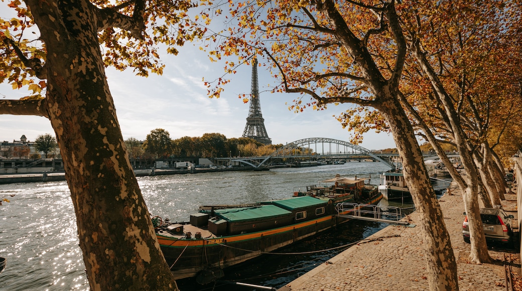 16th Arrondissement featuring a monument, a bay or harbor and a river or creek